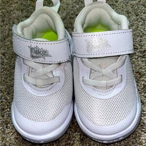 Nike hustle white 6c new!